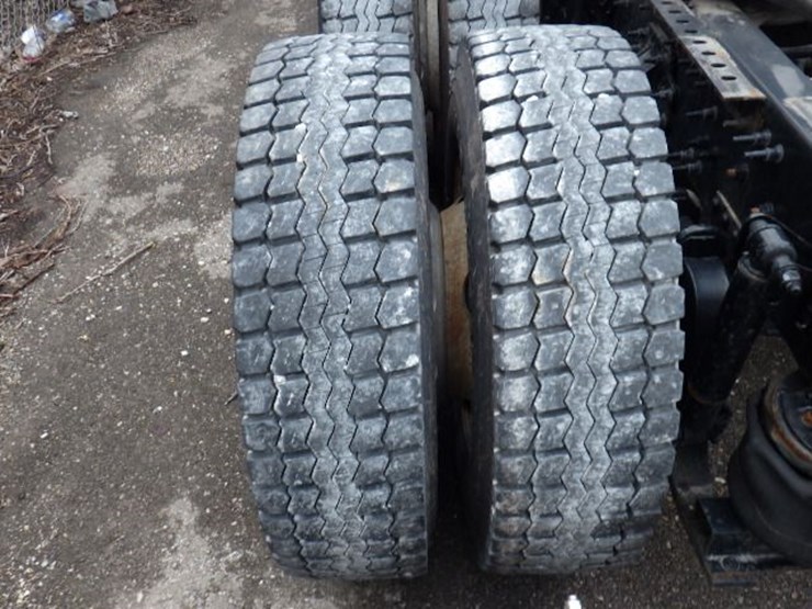 2019-volvo-vnl300-image-14