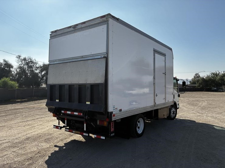 2013-isuzu-npr-image-3