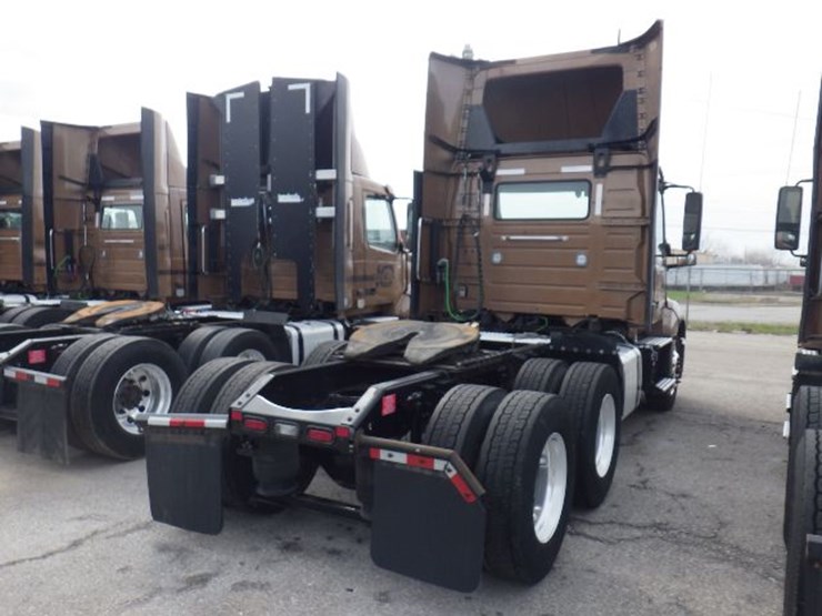 2022-volvo-vnl300-image-10