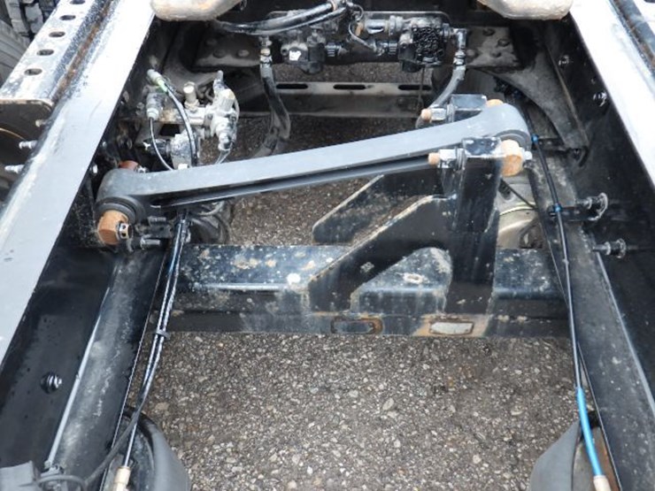 2019-volvo-vnl300-image-13