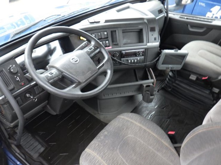 2018-volvo-vnl300-image-16