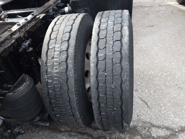 2022-volvo-vnl300-image-10