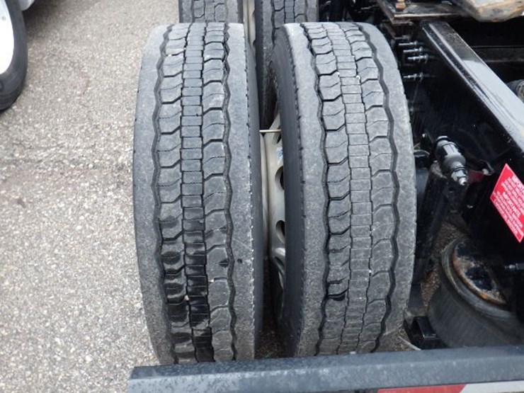 2022-volvo-vnl300-image-14