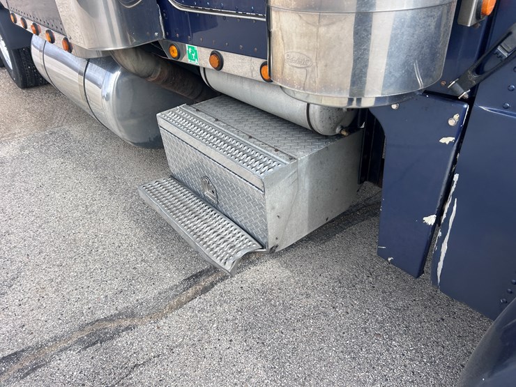 2000-peterbilt-379-image-23