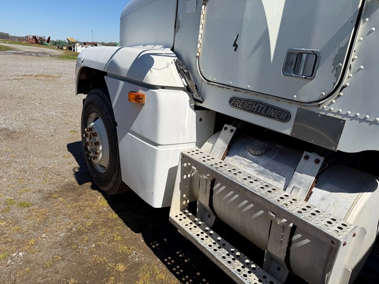 #42453-•-1996-freightliner-daycab-truck-tractor-vin:-1fupdcxb8th744360-image-27