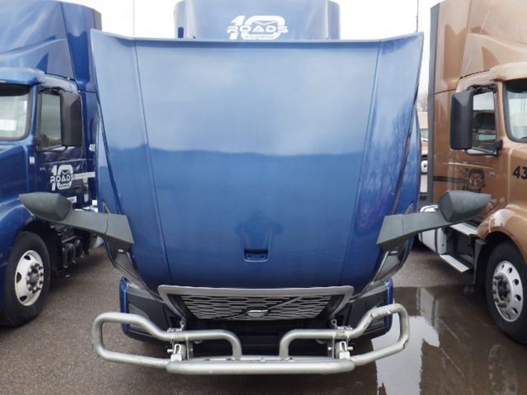 2019-volvo-vnl300-image-23