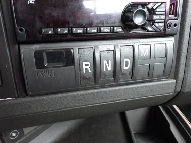 2020-volvo-vnl300-image-16