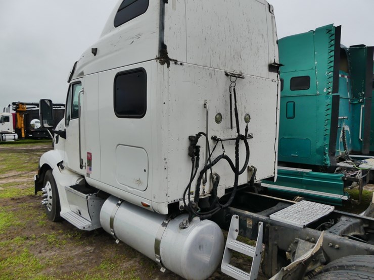 peterbilt-587-image-8