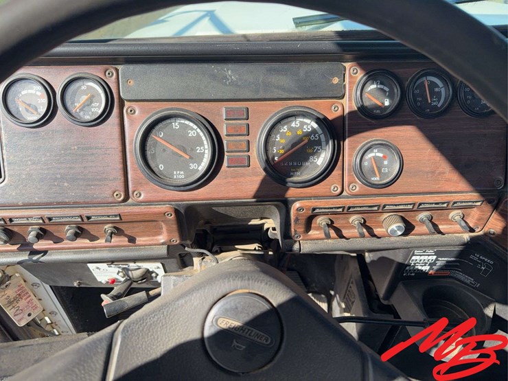 1997-freightliner-fld120-image-17