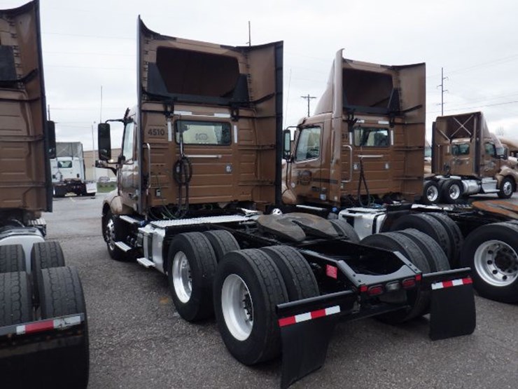 2022-volvo-vnl300-image-14