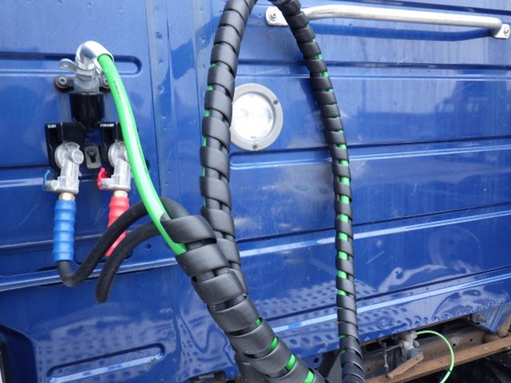 2020-volvo-vnl300-image-15