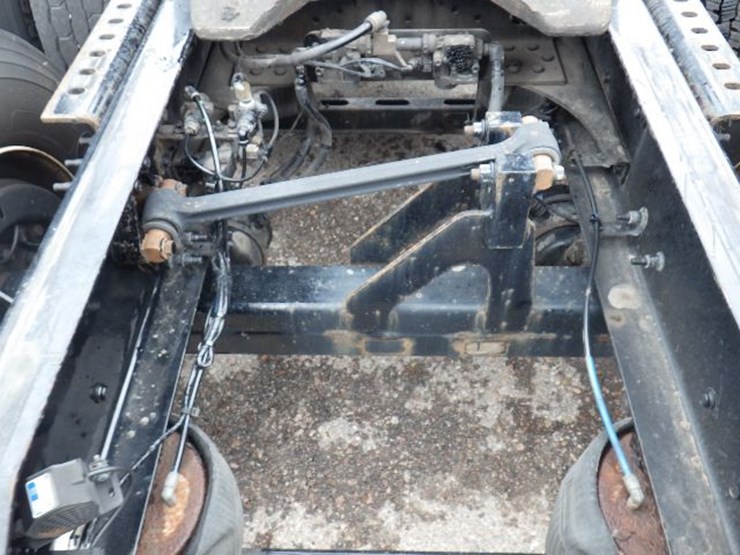 2018-volvo-vnl300-image-13