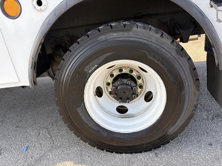 2014-freightliner-m2-106-image-6