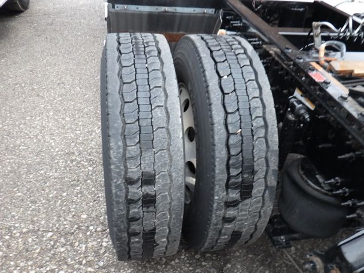 2022-volvo-vnl300-image-15