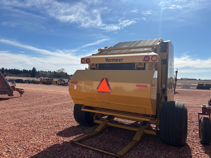 2009-vermeer-605m-image-3