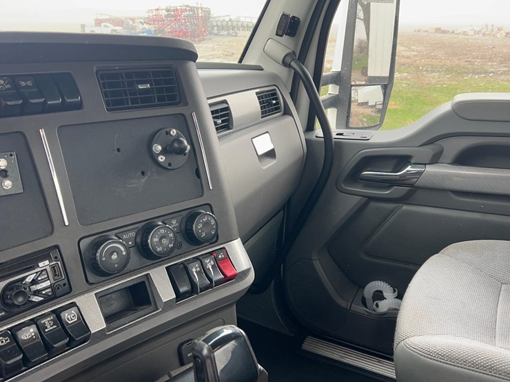 2017-kenworth-t680-image-55