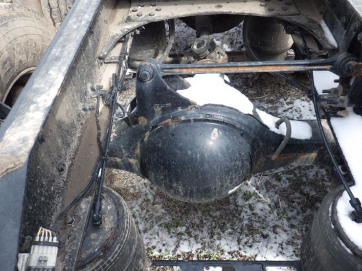 2022-volvo-vnl300-image-13