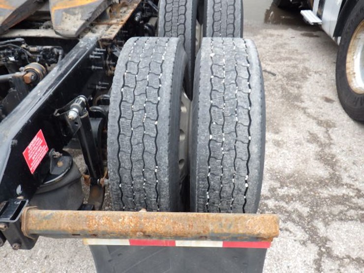 2019-volvo-vnl300-image-9