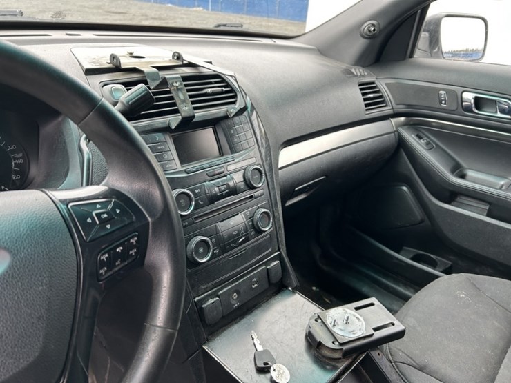 2016-ford-explorer-image-13