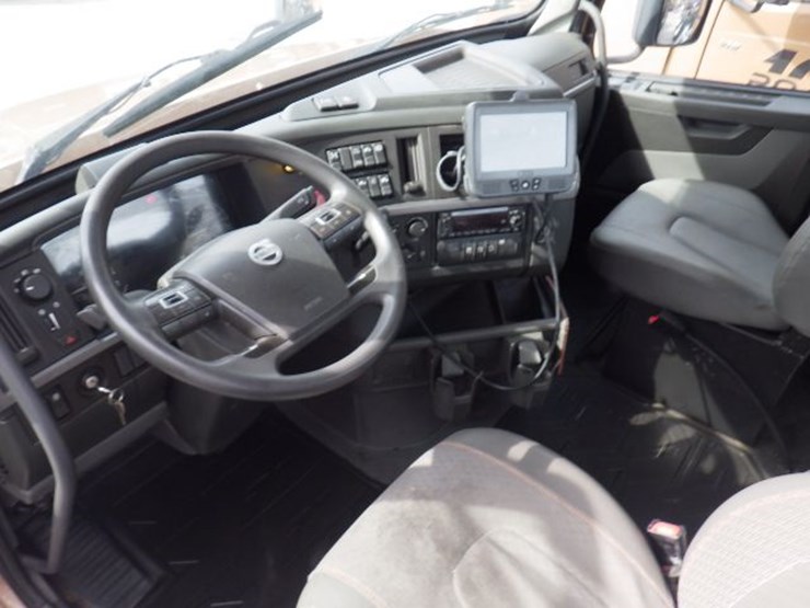 2022-volvo-vnl300-image-18