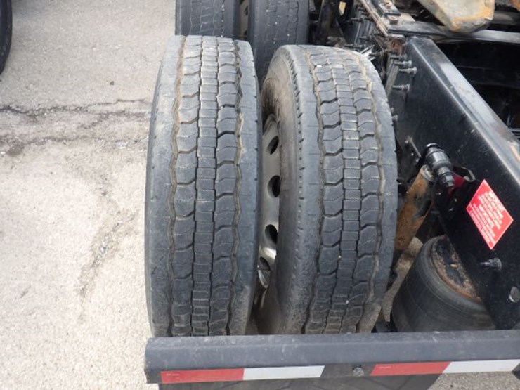 2022-volvo-vnl300-image-17