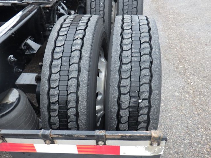 2022-kenworth-t680-image-9