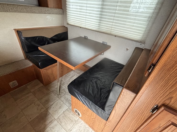 #1075-•-2005-featherlite-(4)-horse-slant-load-trailer-with-living-quarters-(nelson,-wi)-(has-wi-title)-image-9