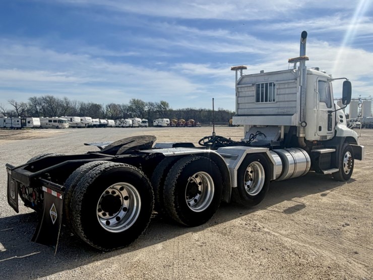 2010-mack-cxu-tri-axle-image-5