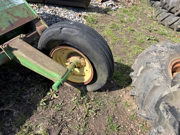 john-deere-220-image-12