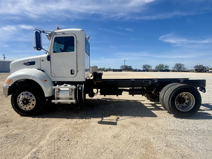 2016-peterbilt-337-image-8