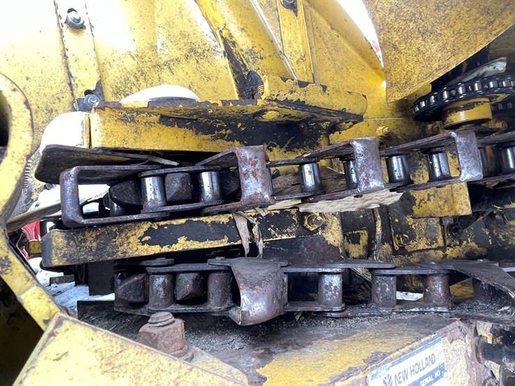 #6024-•-new-holland-(2)-row-corn-head-image-14