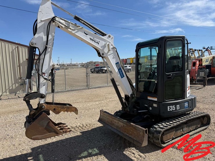 2013-bobcat-e35-image-1