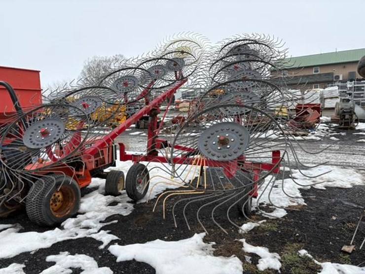 massey-ferguson-v-12-wheel-rake-image-6