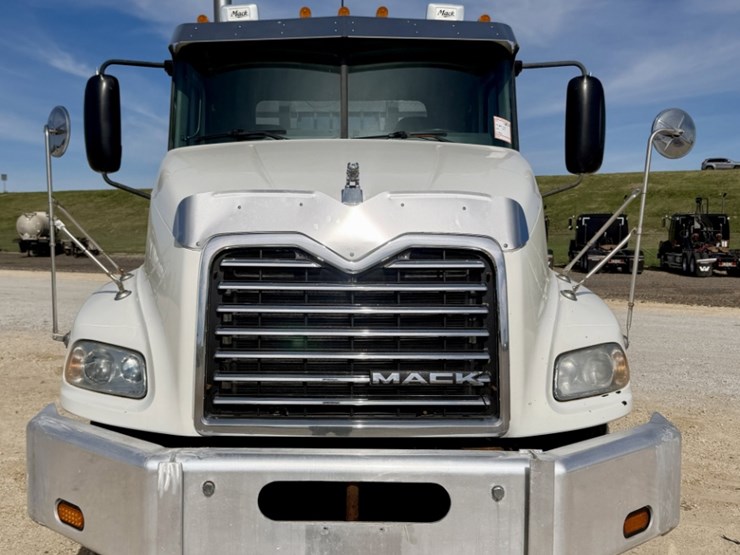 2010-mack-cxu-tri-axle-image-2