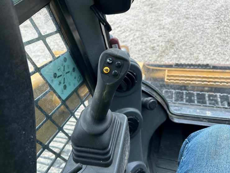 2023-caterpillar-299d3-image-25