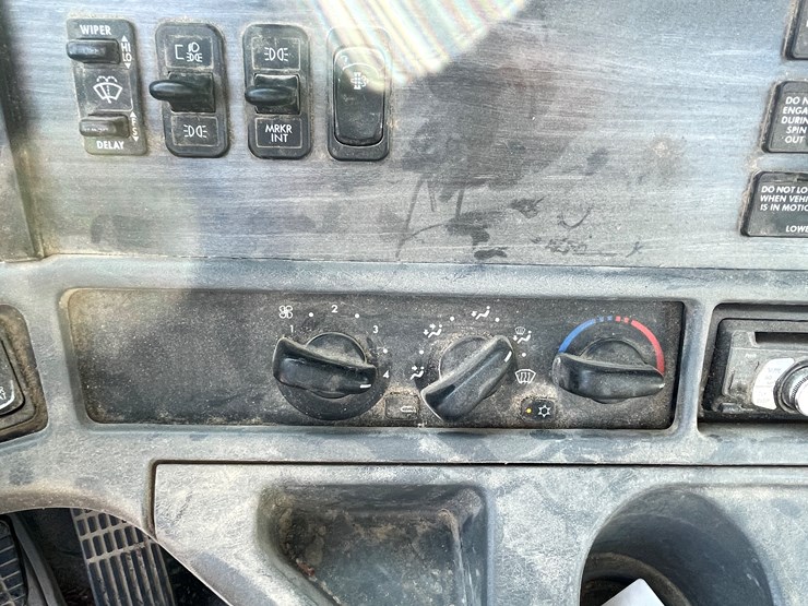 #6036-•-2009-freightliner-semi-(wi-title-in-delay)-image-36