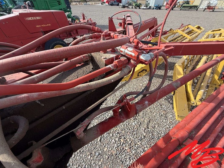 new-holland-216-image-11