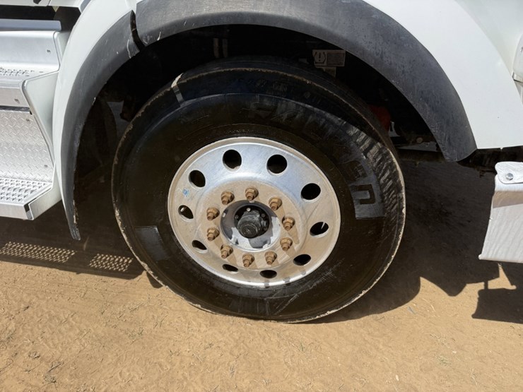 2018-peterbilt-567-image-14