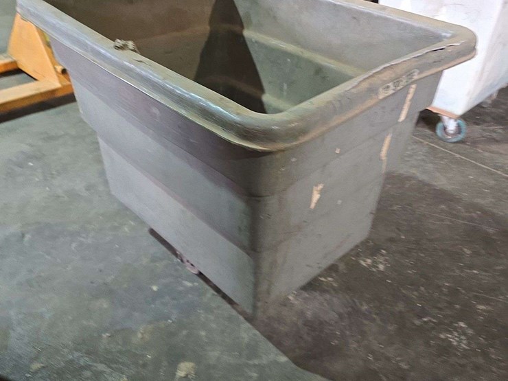 poly-bin-on-casters-image-2