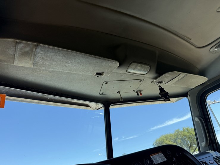 2013-peterbilt-367-image-17