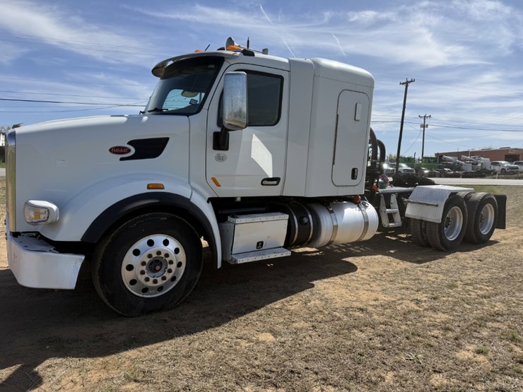 2018-peterbilt-567-image-1