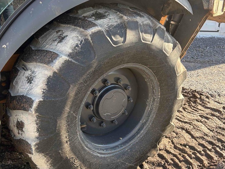 2019-case-580sn-image-7