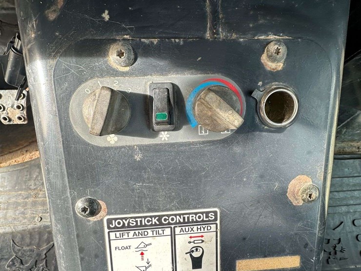 2005-bobcat-toolcat-5600-image-12