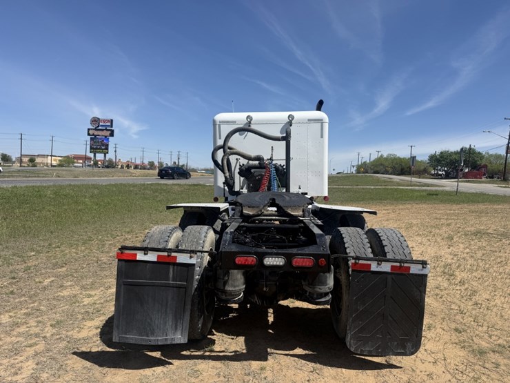 2018-peterbilt-567-image-6