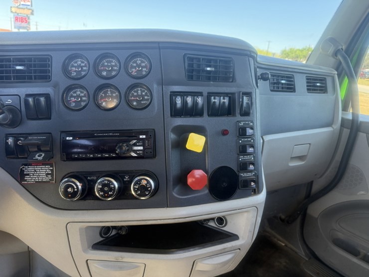 2019-peterbilt-567-image-12
