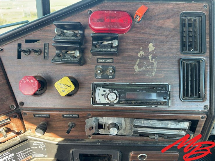 1997-freightliner-fld120-image-18