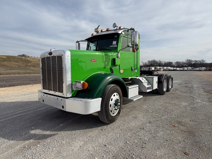 2021-peterbilt-367-image-1
