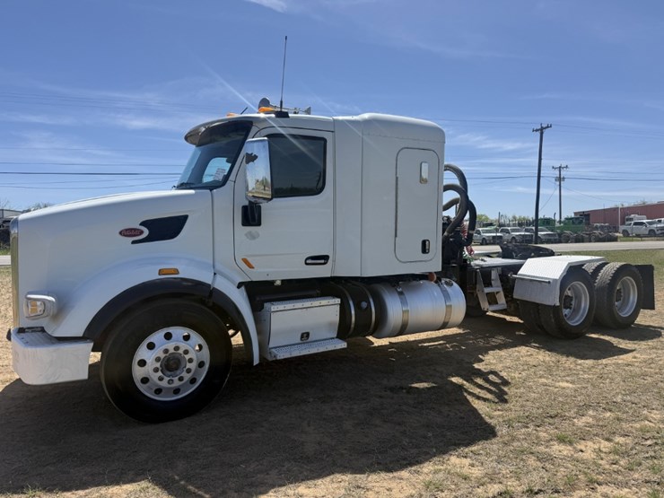 2018-peterbilt-567-image-1