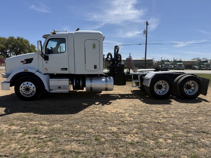 2018-peterbilt-567-image-7