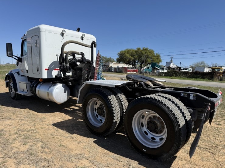 2018-peterbilt-567-image-7